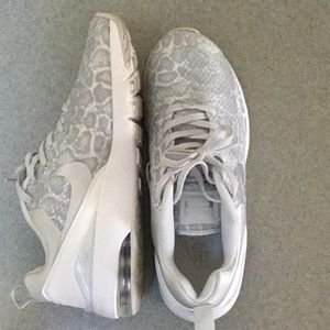 Woman's Nike Airmax size 8.5 - preowned
